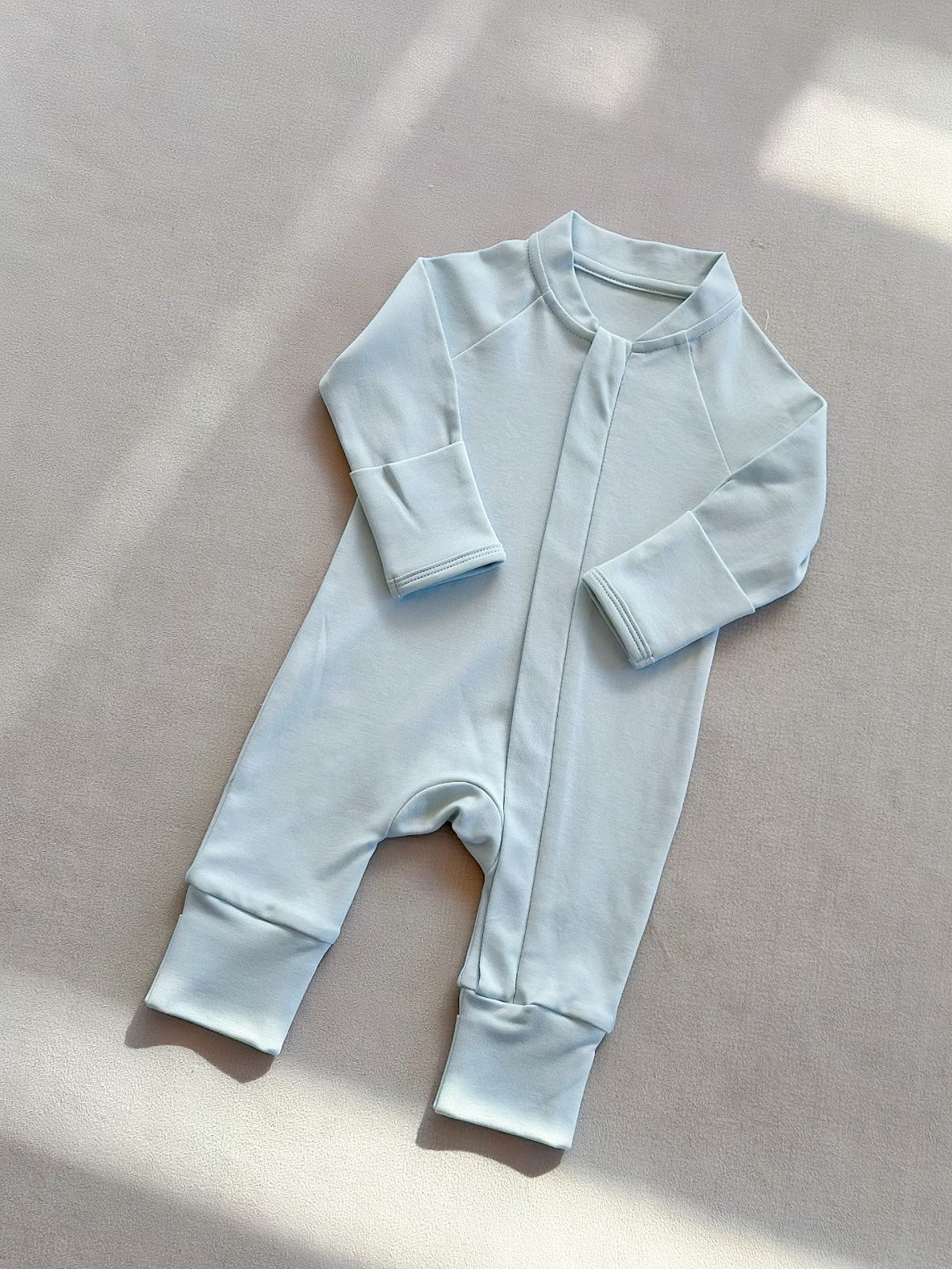 Langärmeliger Baby-Strampler mit Frontreißverschluss