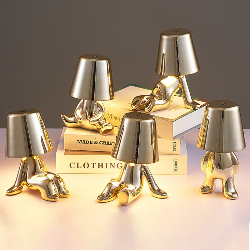 Tischlampe mit goldfarbener Figur