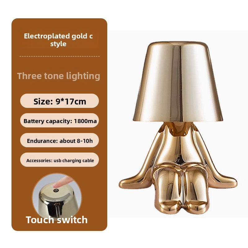Tischlampe mit goldfarbener Figur