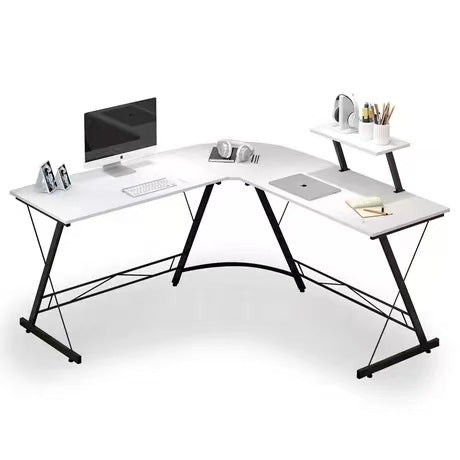 Kompakter Eckschreibtisch fürs Homeoffice