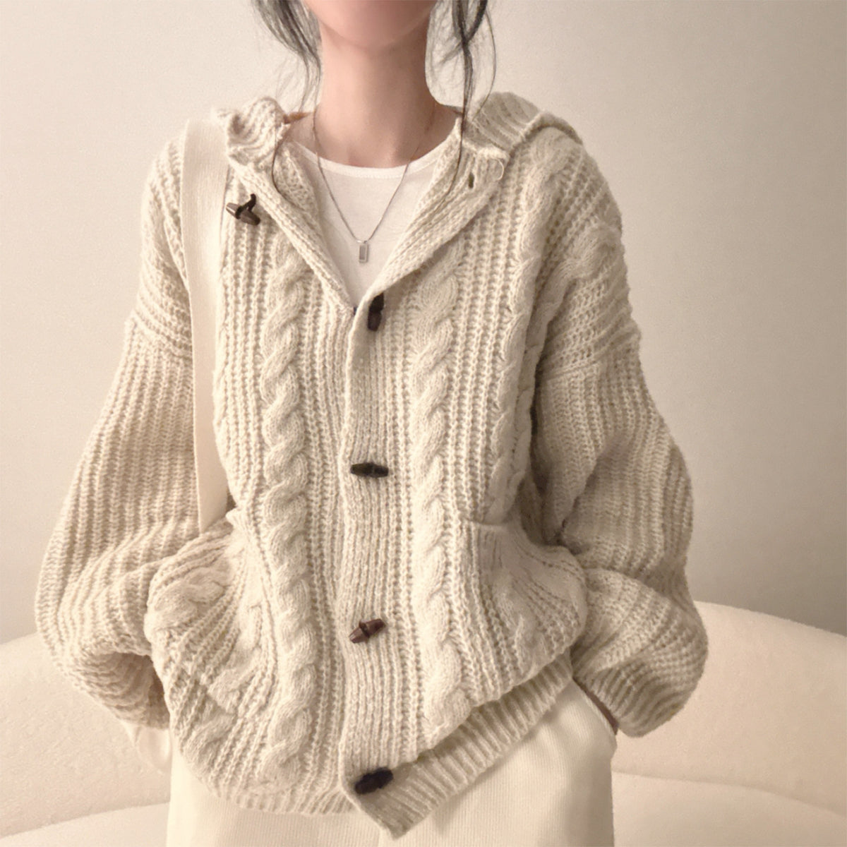 Karierte Damen-Strickjacke mit Kapuze