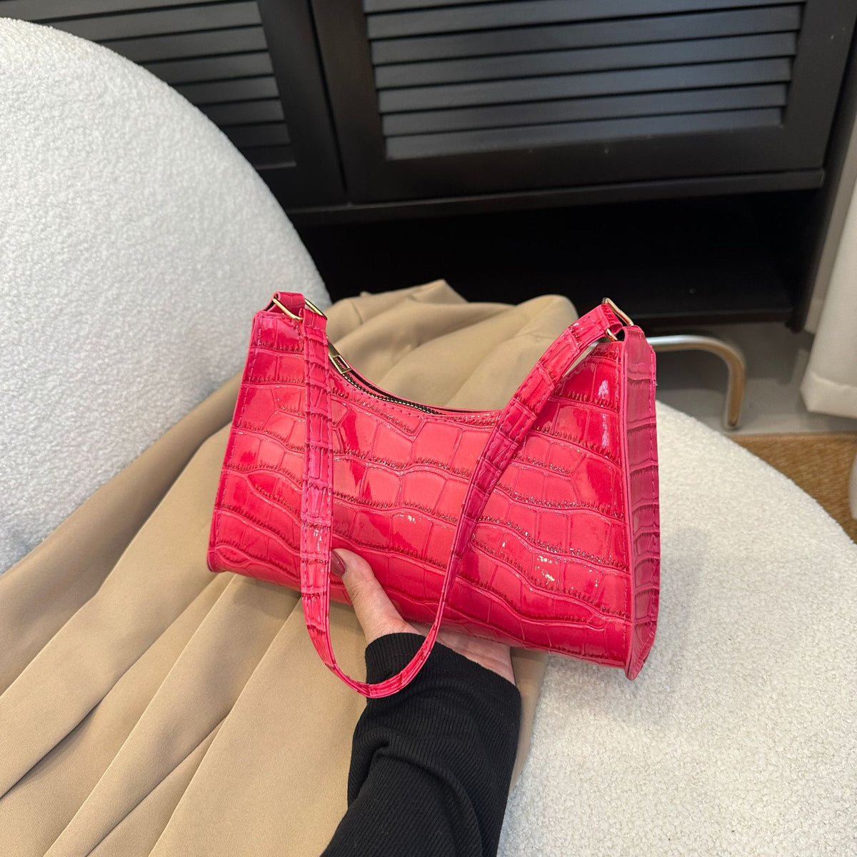 Schultertasche mit Prägemuster in Bonbonfarben