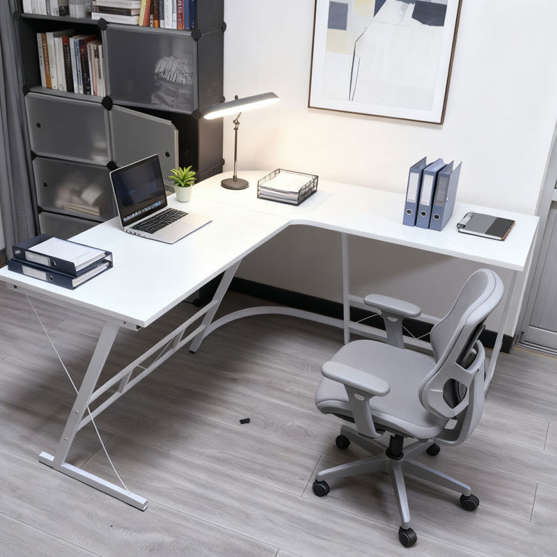 Kompakter Eckschreibtisch fürs Homeoffice