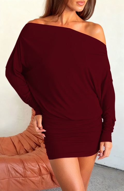 Figurbetontes Minikleid mit langen Ärmeln und asymmetrischem Ausschnitt