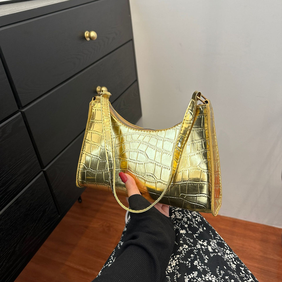 Schultertasche mit Prägemuster in Bonbonfarben