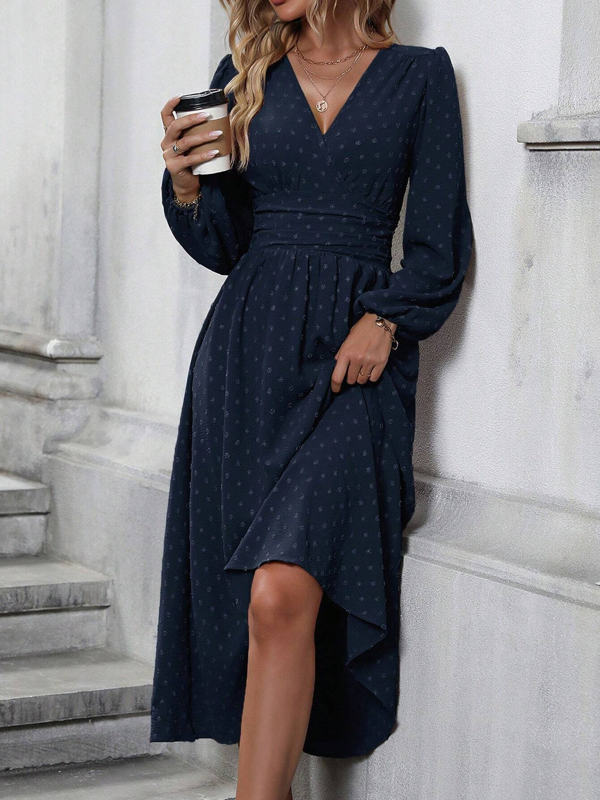 Kleid mit Ballonärmeln und geraffter Taille