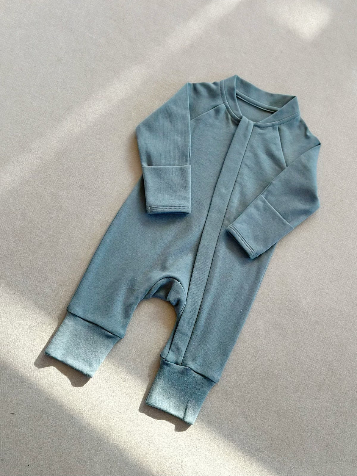 Langärmeliger Baby-Strampler mit Frontreißverschluss