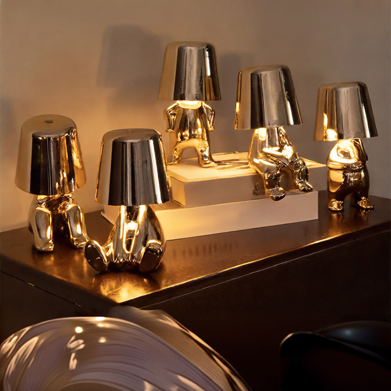 Tischlampe mit goldfarbener Figur