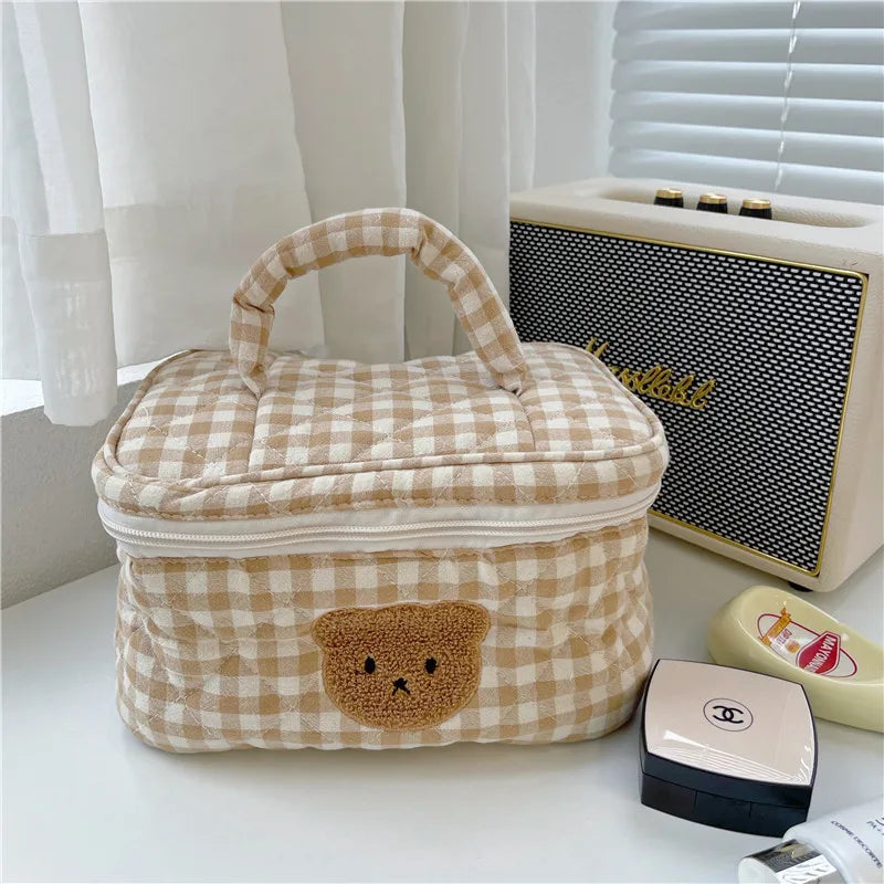 Kosmetiktasche mit Karomuster und Bärenmotiv