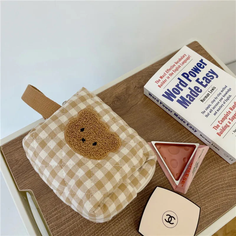 Kosmetiktasche mit Karomuster und Bärenmotiv