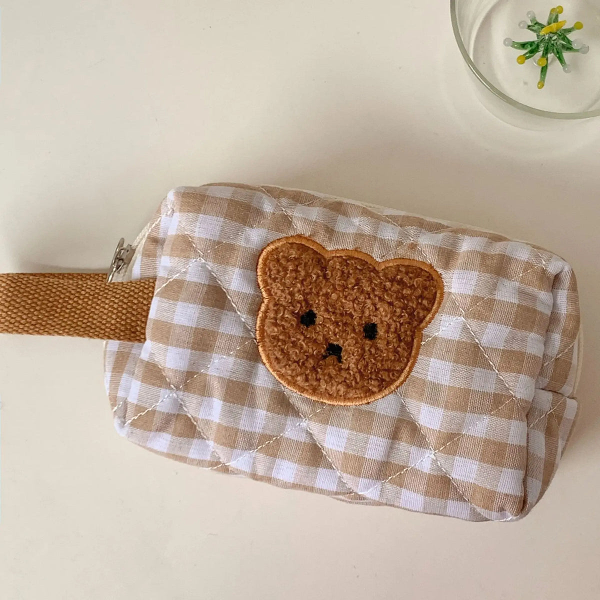 Kosmetiktasche mit Karomuster und Bärenmotiv