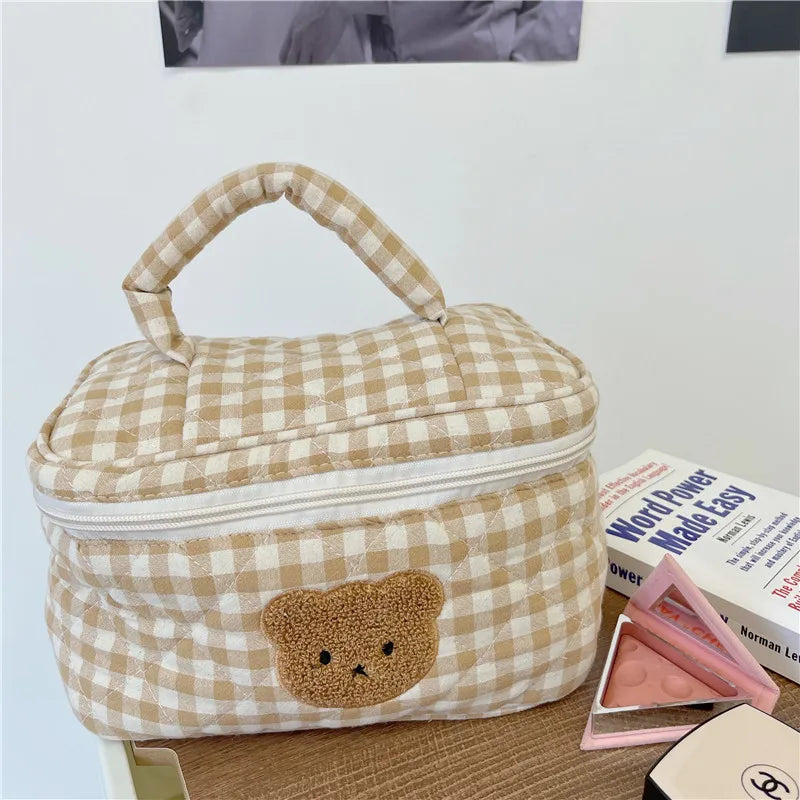 Kosmetiktasche mit Karomuster und Bärenmotiv