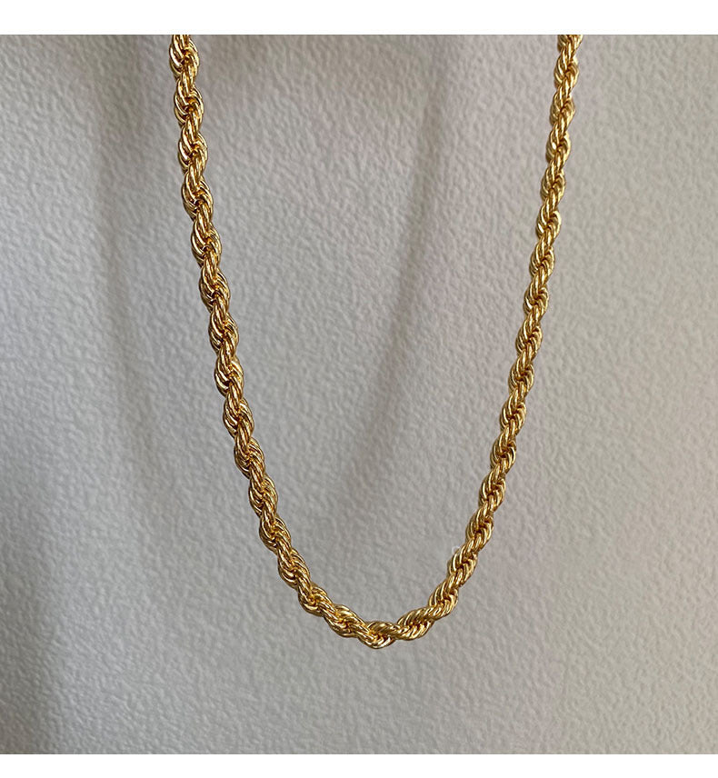 Goldfarbene Halskette mit gedrehtem Kettendesign