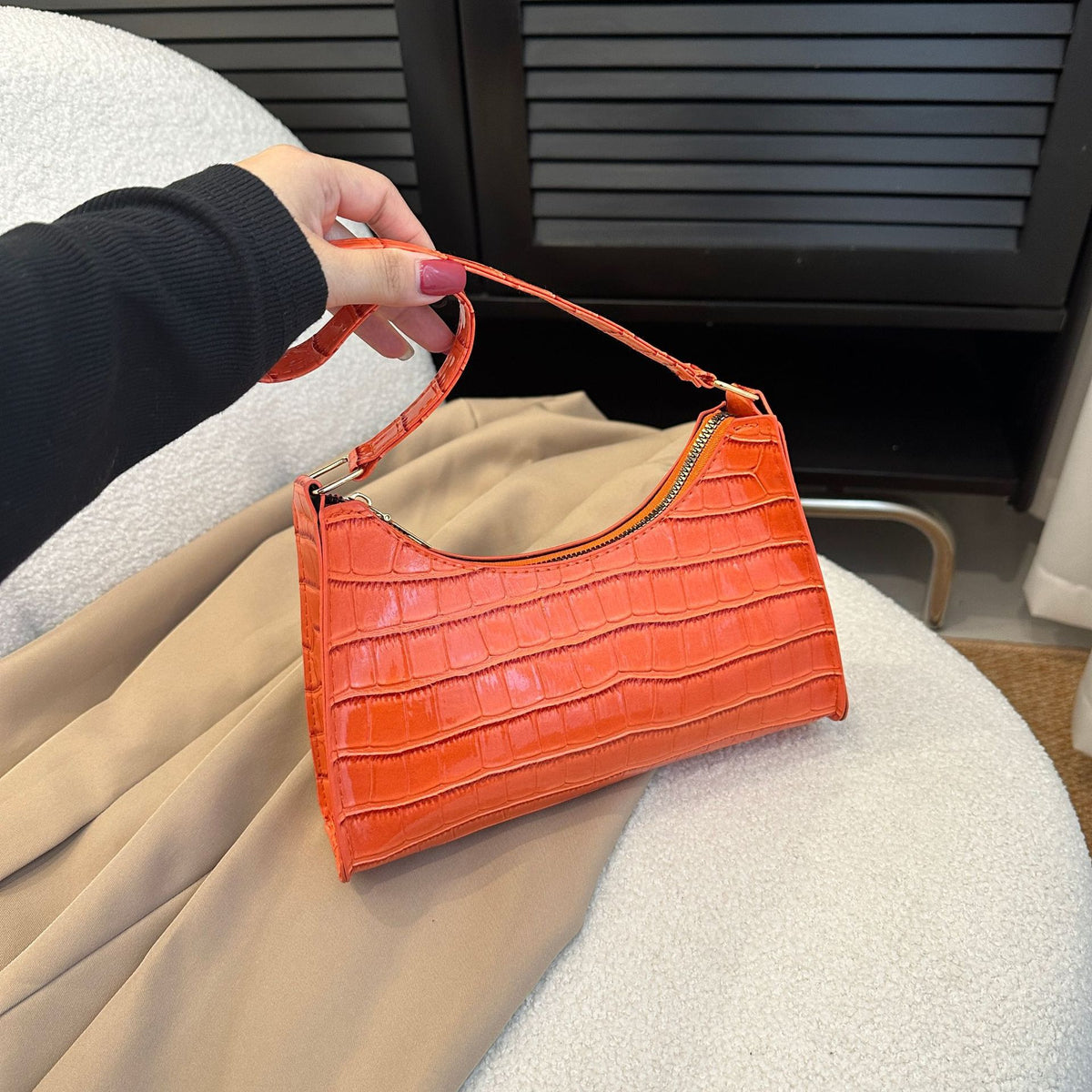 Schultertasche mit Prägemuster in Bonbonfarben