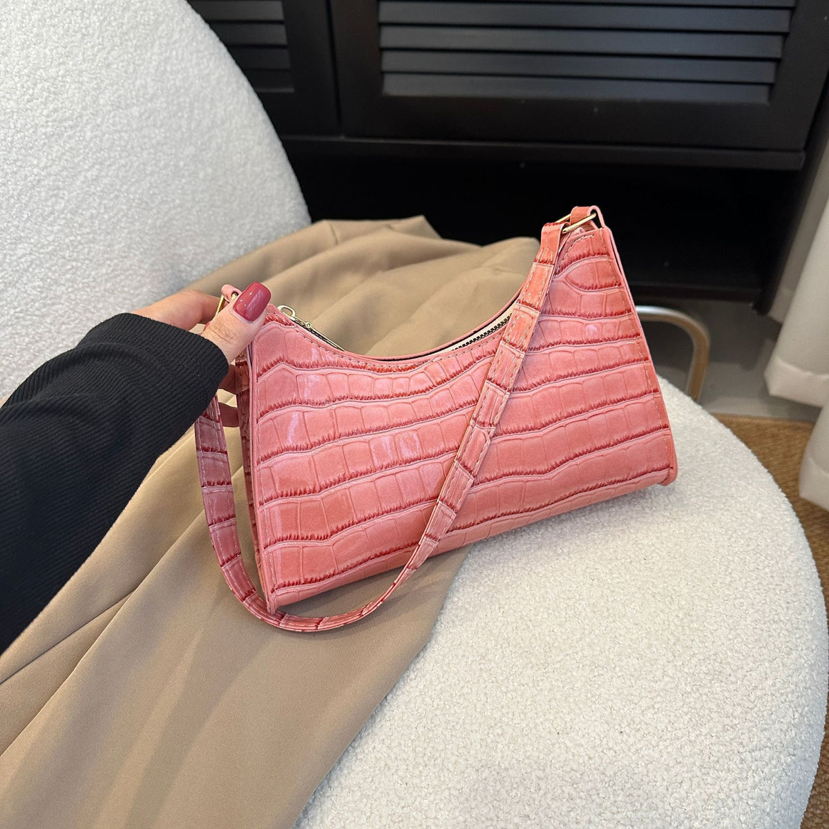 Schultertasche mit Prägemuster in Bonbonfarben