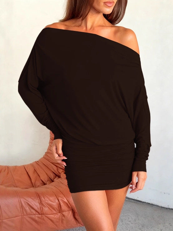 Figurbetontes Minikleid mit langen Ärmeln und asymmetrischem Ausschnitt