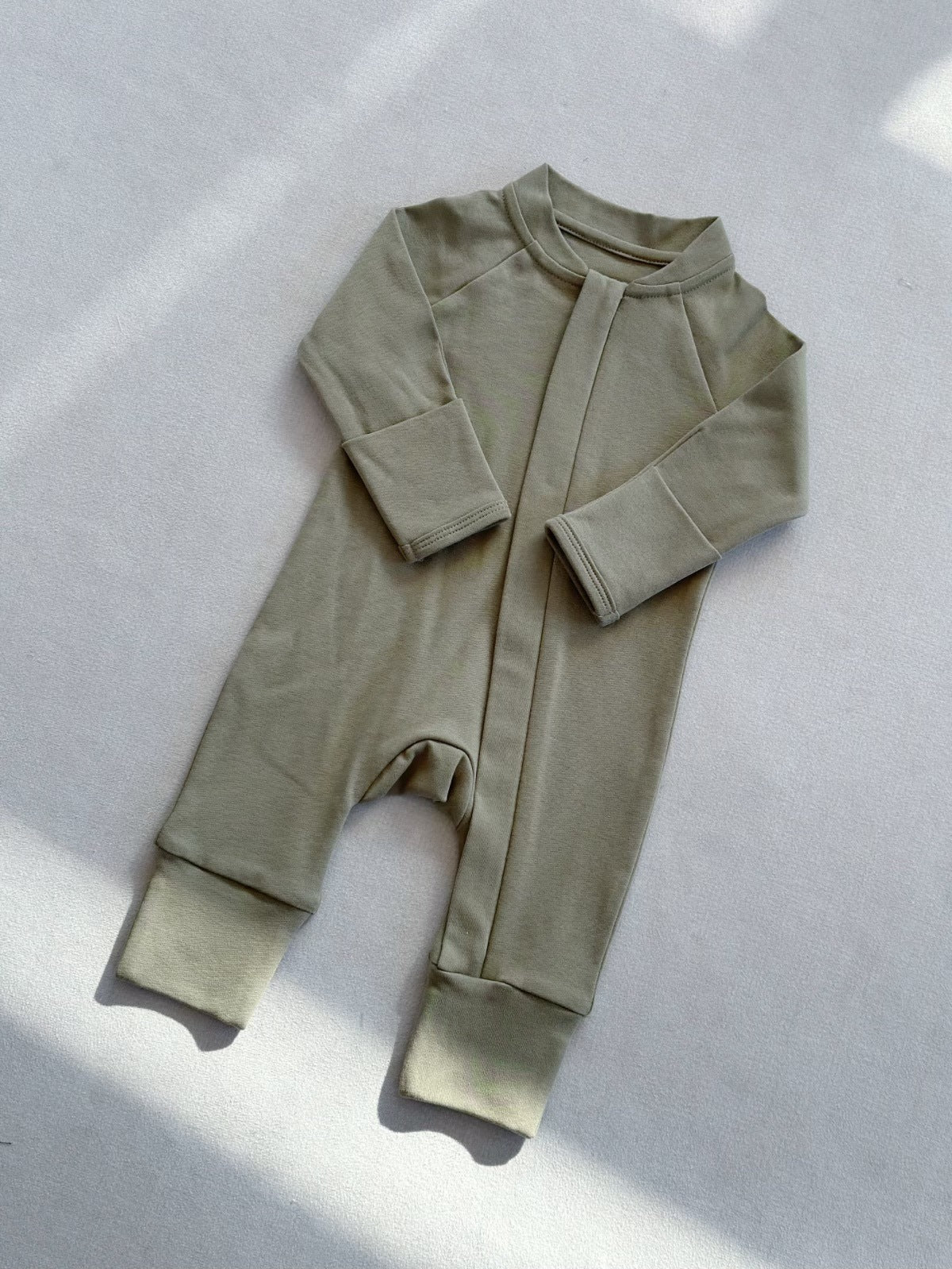 Langärmeliger Baby-Strampler mit Frontreißverschluss