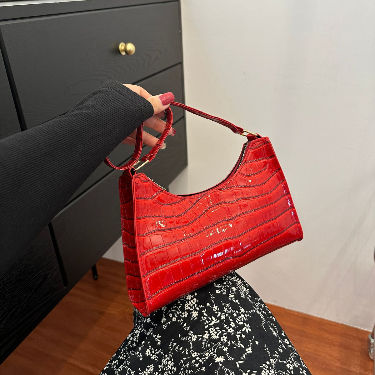 Schultertasche mit Prägemuster in Bonbonfarben