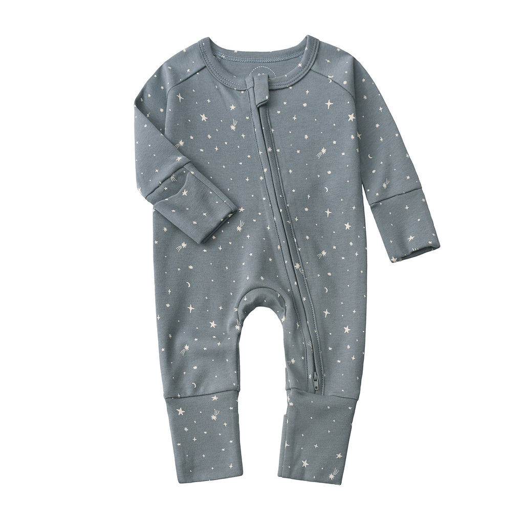 Baby-Strampler mit Zwei-Wege-Reißverschluss und umklappbaren Hand- und Fußabdeckungen